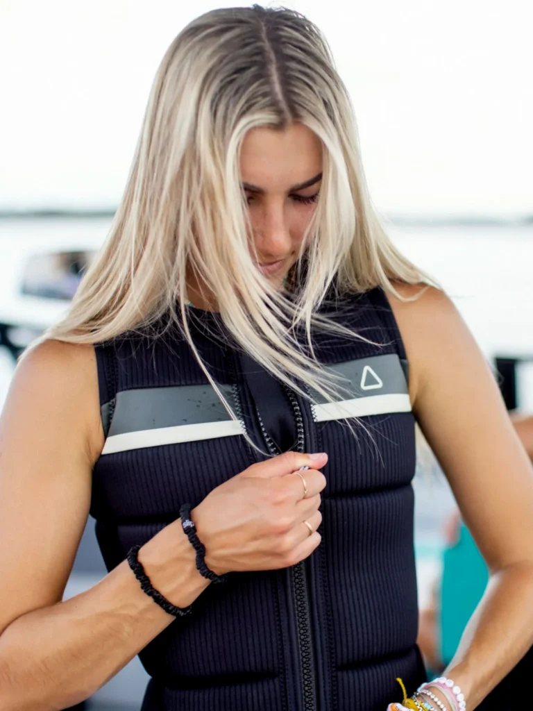 Ontdek FOLLOW. watersport gear voor wakeboarden of bescherming voor eFoilen. Impact vesten en meer bij FuturWave