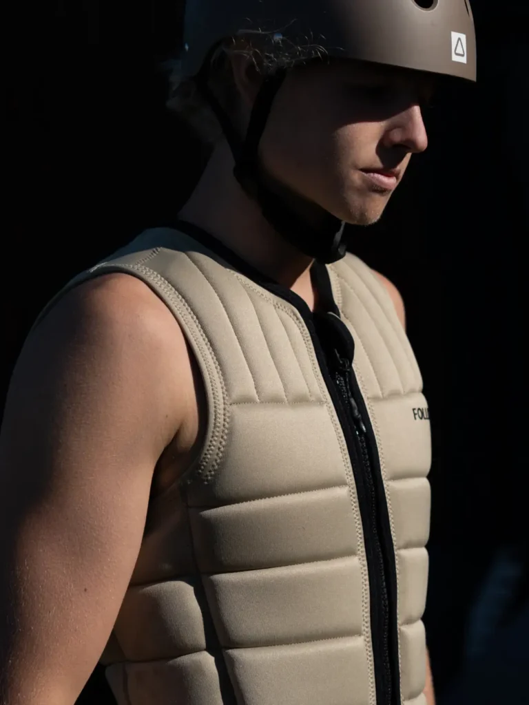 Ontdek FOLLOW. watersport gear voor wakeboarden of bescherming voor eFoilen. Impact vesten en meer bij FuturWave