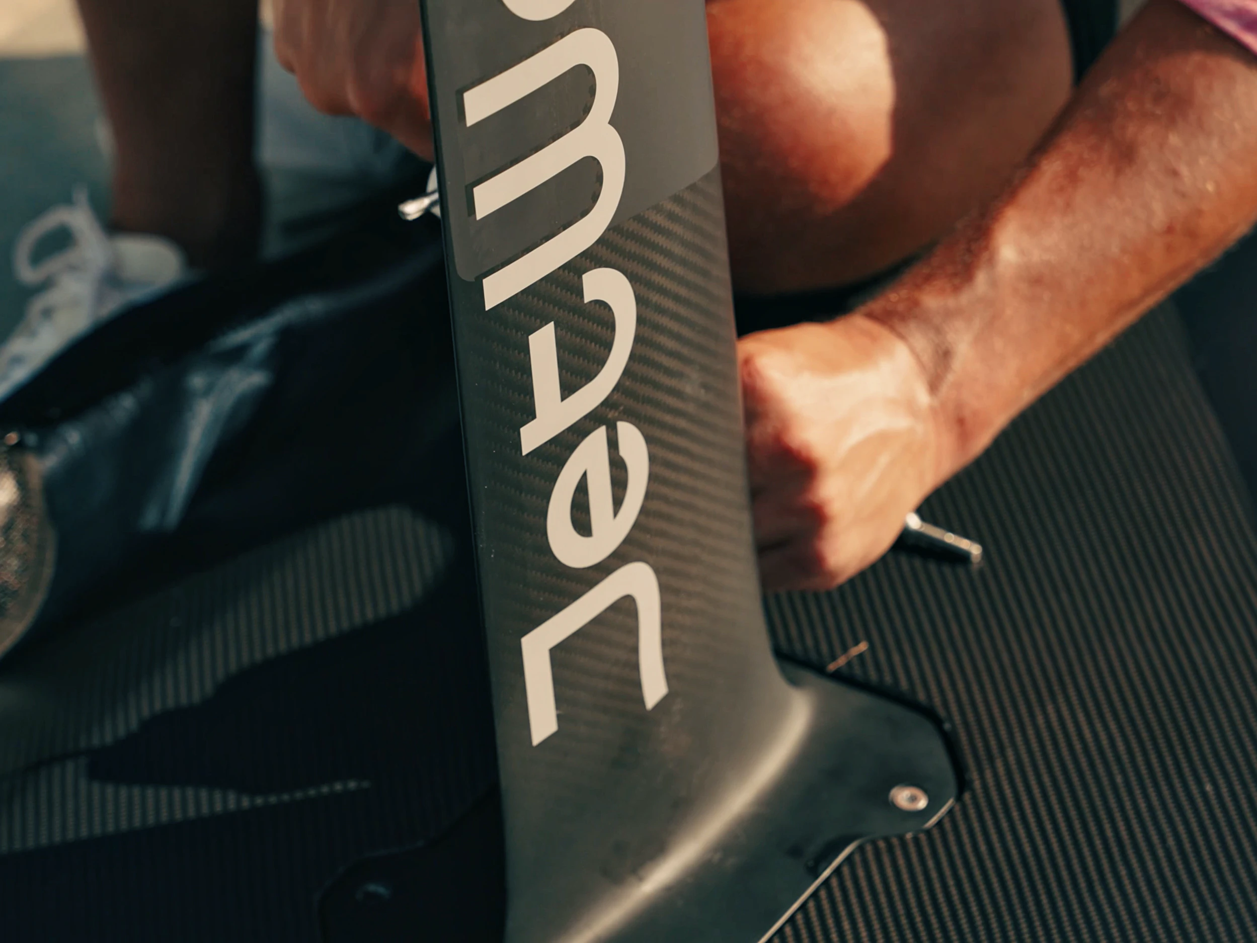 De JetWave C100 is een premium carbon eFoil met perfecte balans tussen stabiliteit en performance. Ideaal voor beginners en gevorderde riders.