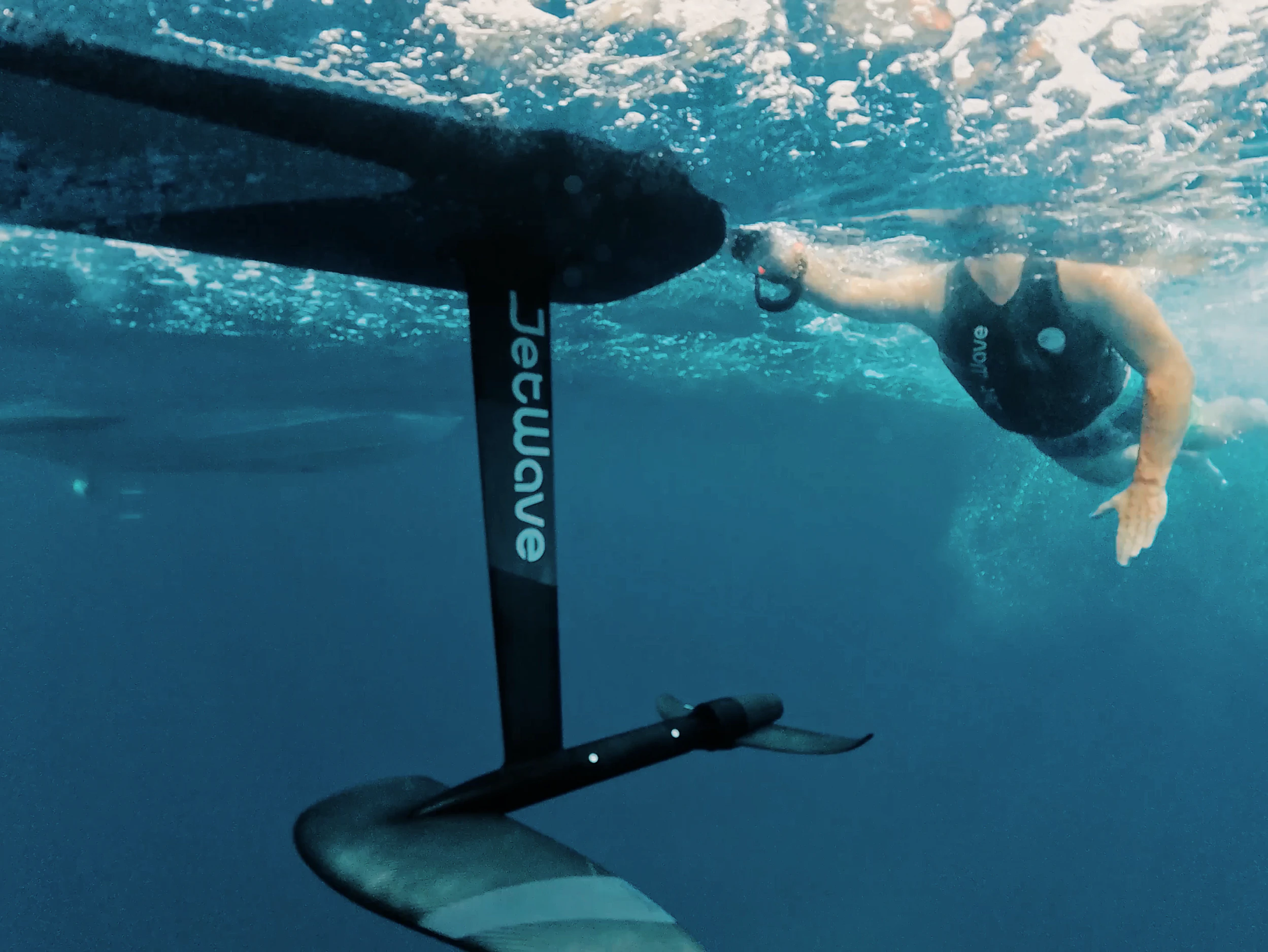 De JetWave C100 is een premium carbon eFoil met perfecte balans tussen stabiliteit en performance. Ideaal voor beginners en gevorderde riders.