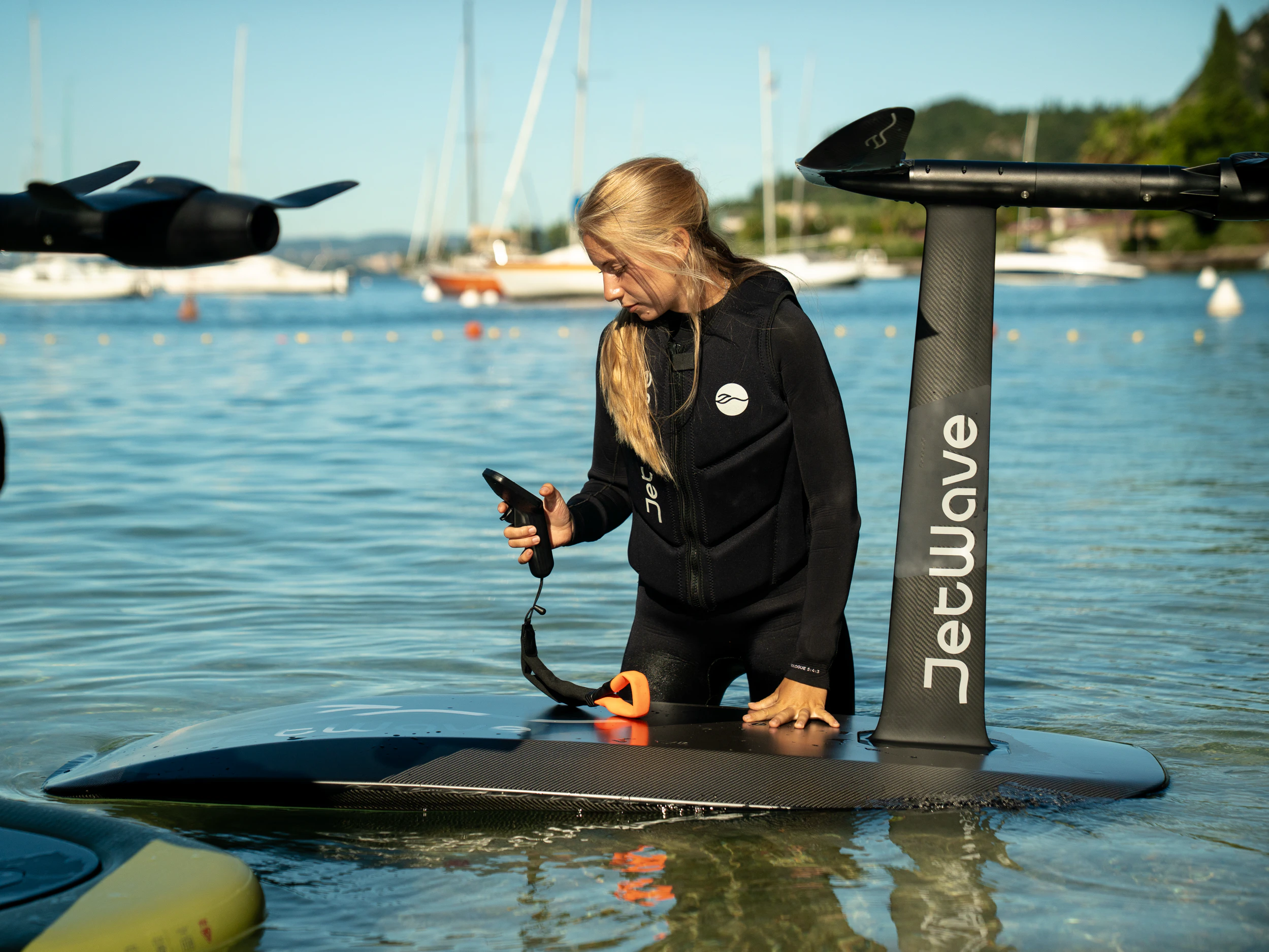De JetWave C100 is een premium carbon eFoil met perfecte balans tussen stabiliteit en performance. Ideaal voor beginners en gevorderde riders.