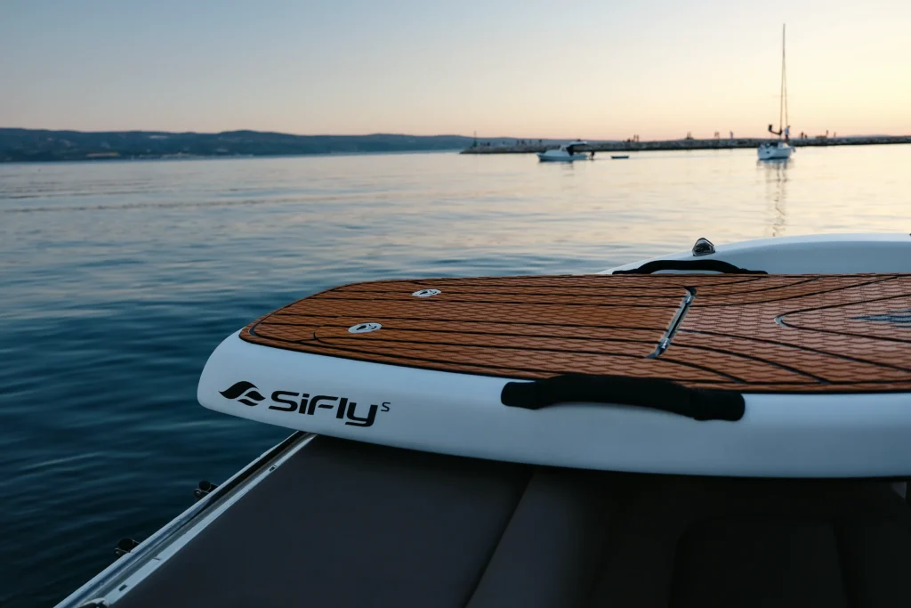 Electric surfing on the Adriatic or Mediterranean coast, discover all of SiFly's eFoils at FuturWave. The online eFoil shop in Europe, ideal for boat owners and Yacht Charter.