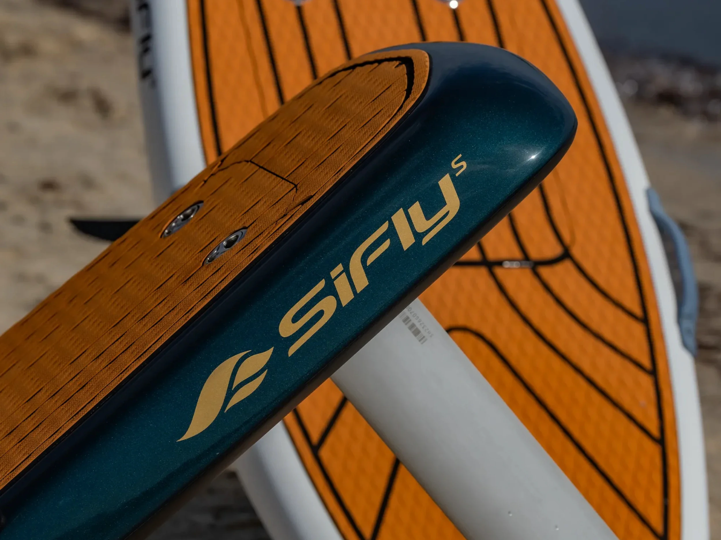The SiFly Stellar S combines sportiness, comfort and control in one board. The ideal all-round eFoil for carving, cruising and maximum versatility.